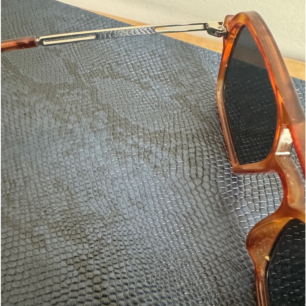 Tortoise shell oval sunglasses - Picture 6 of 10